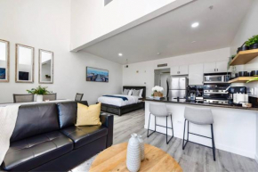 Luxurious Condo Walking Distance to San Diego Bay!